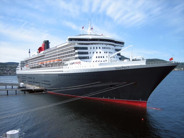 RMS_Queen_Mary_2_in_Trondheim_2007