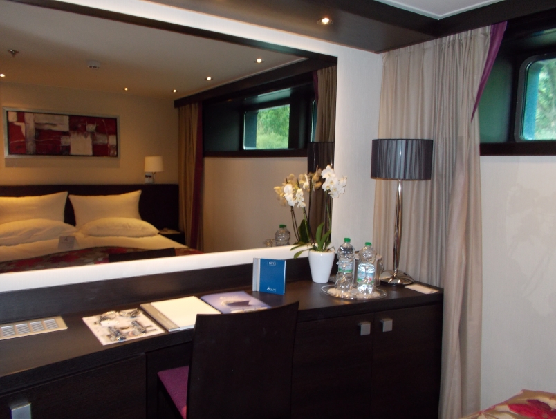 Compact but Comfortable Lower Cabin Artistry II