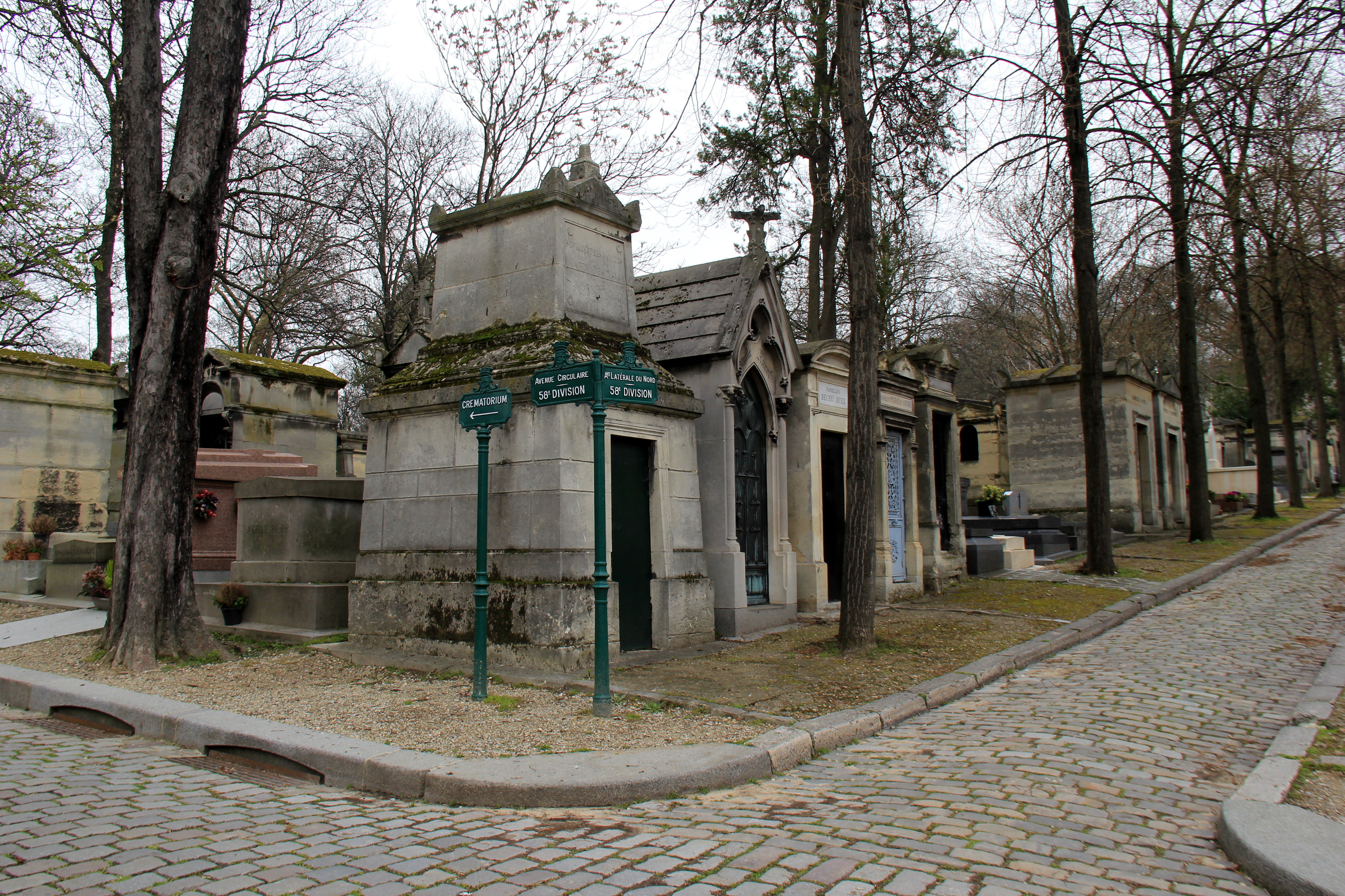 Looking for Jim Morrison’s grave in Pere Lachaise Cemetery