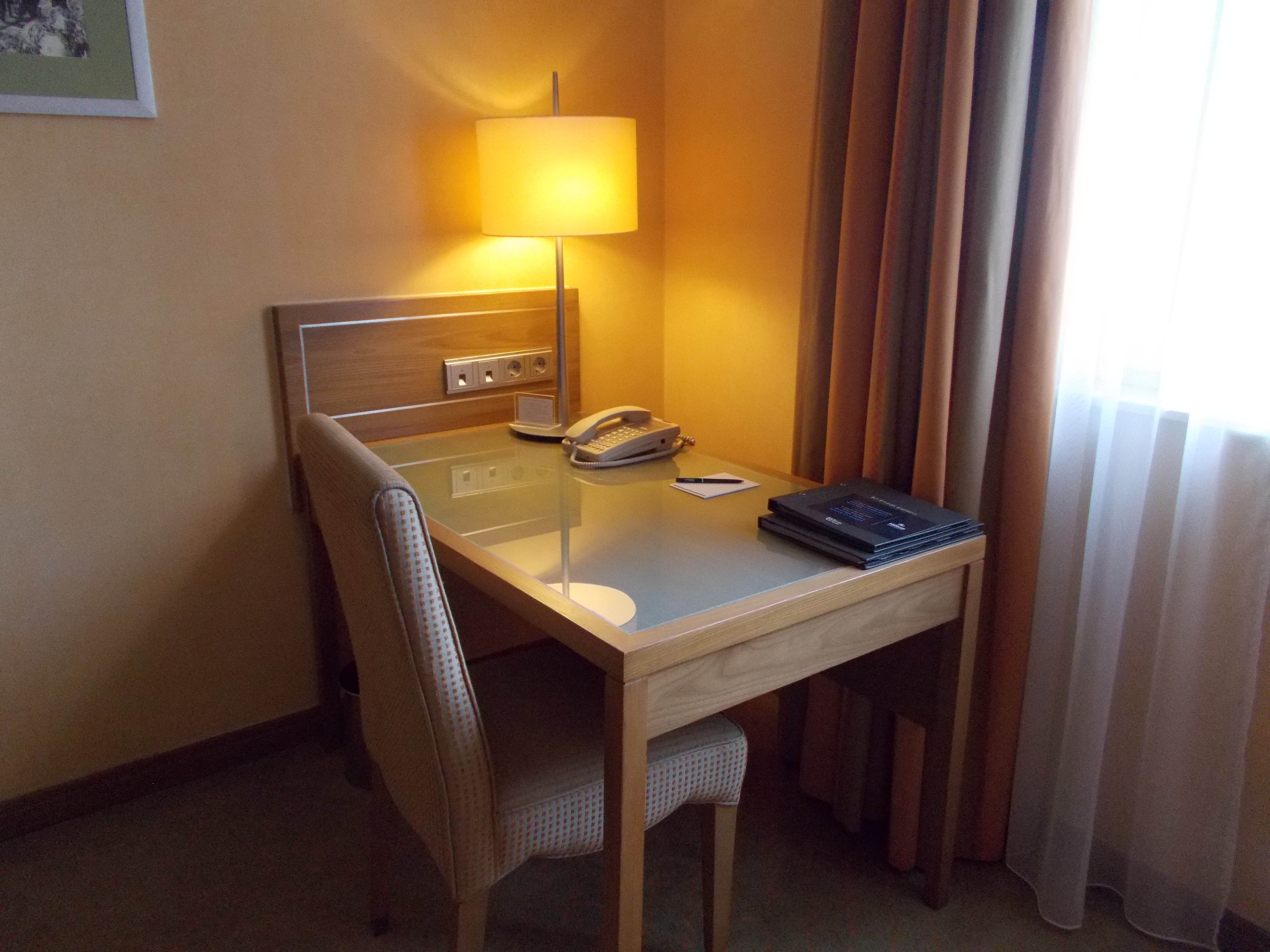 Hilton Imperial Dubrovnik desk in King room