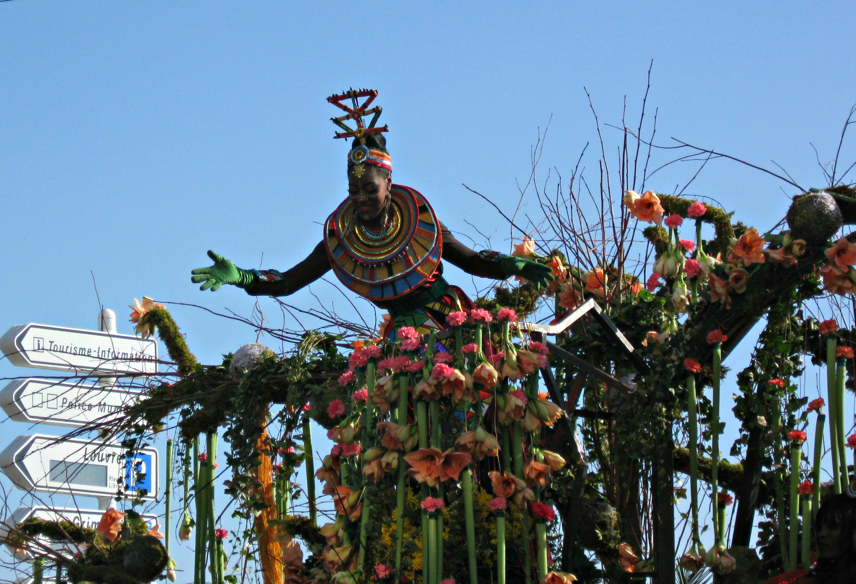 Throwing flowers to the crowd - Carnaval in Nice