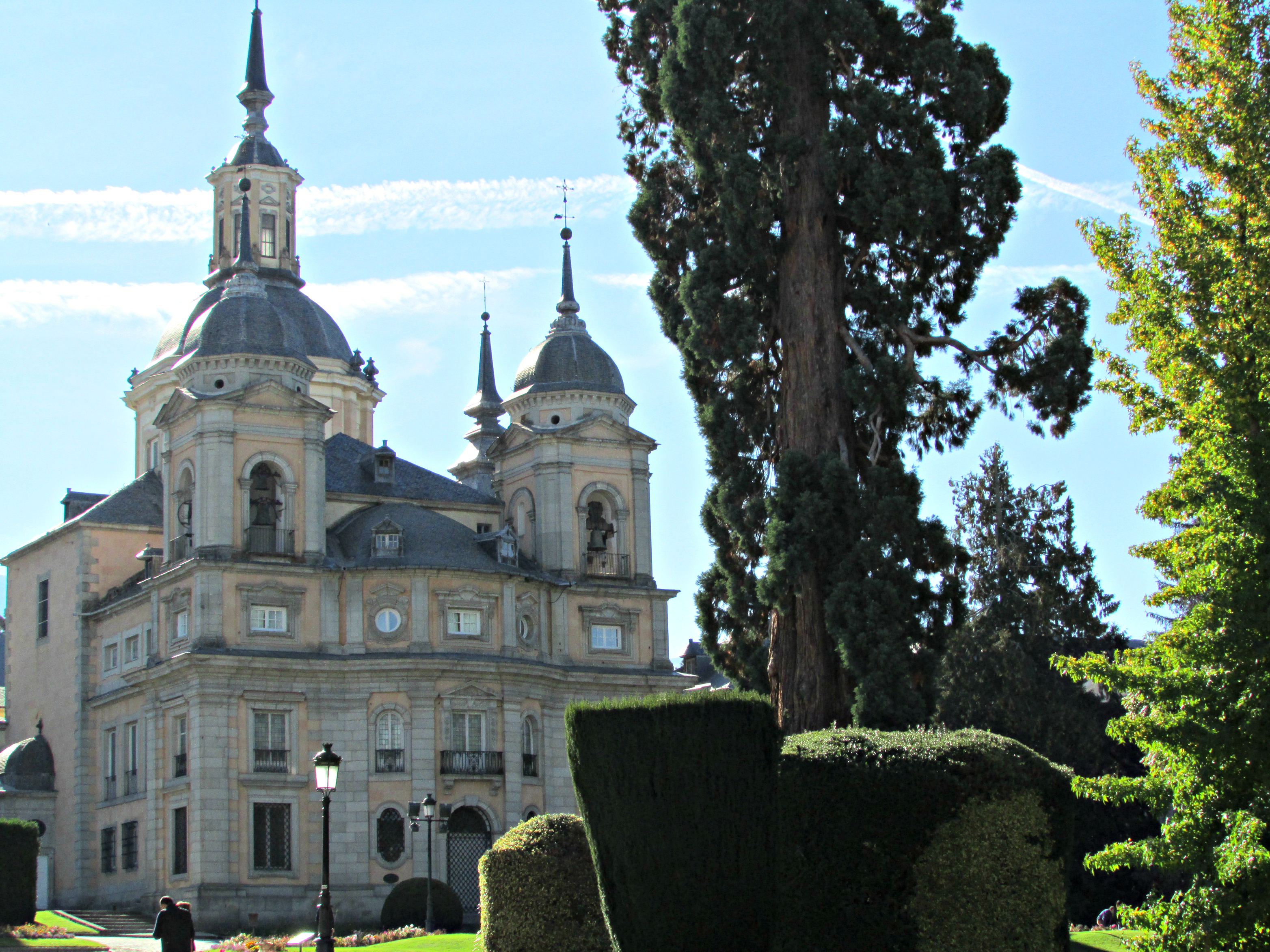 Front of Royal Collegiate Church viewed from the Plaza