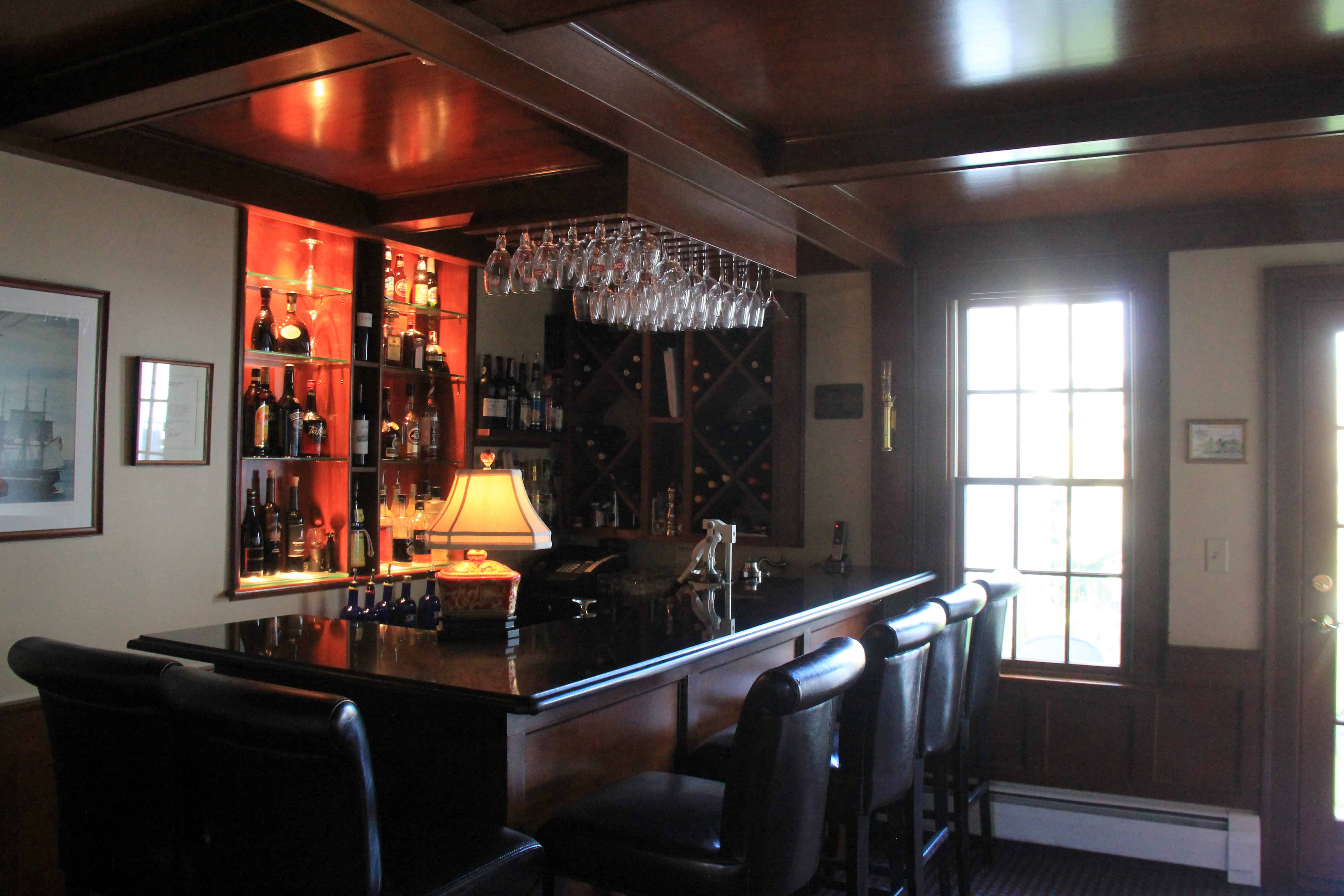 Tavern Harbor Light Inn