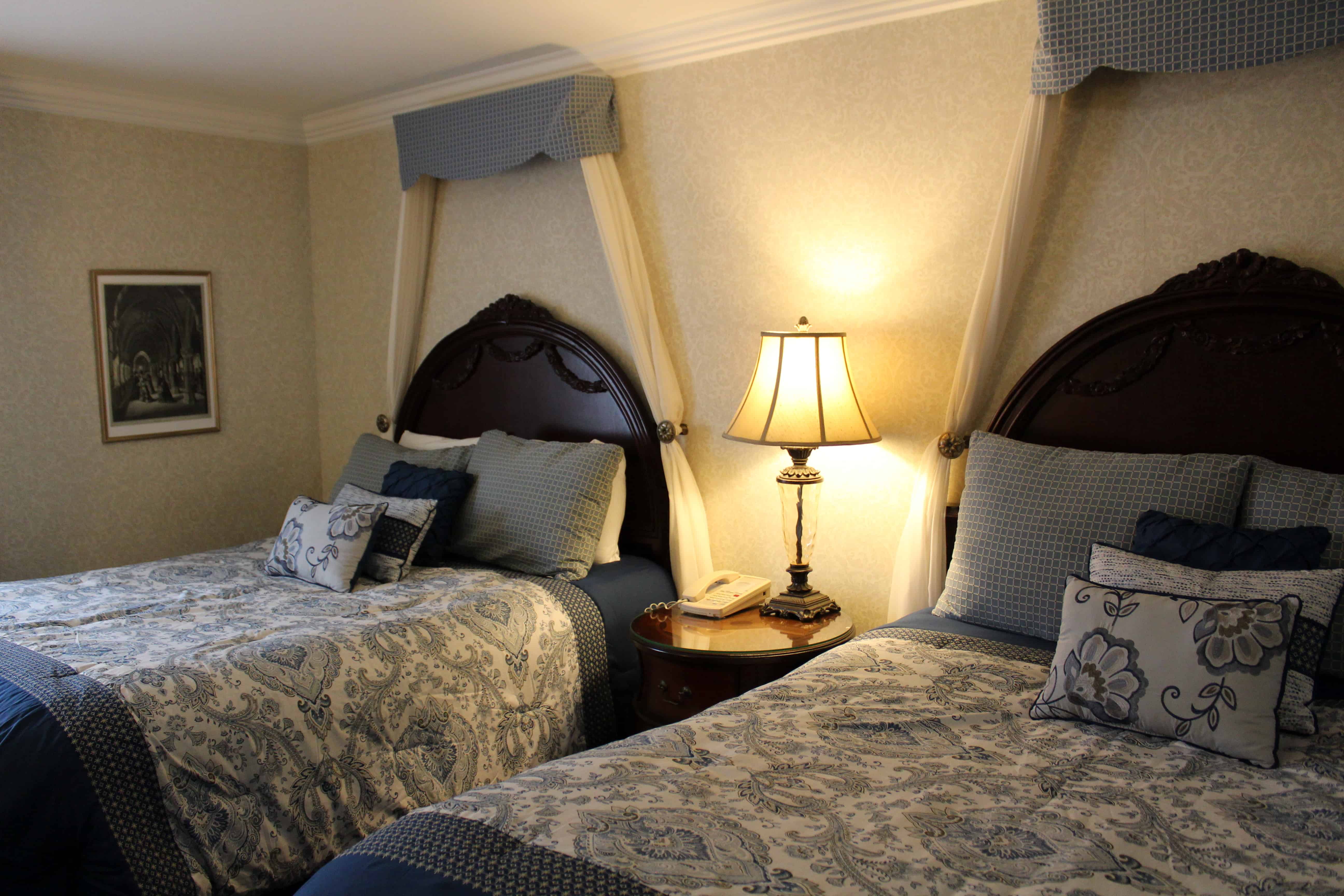 Newcastle Room at Niagara Falls Red Coach Inn