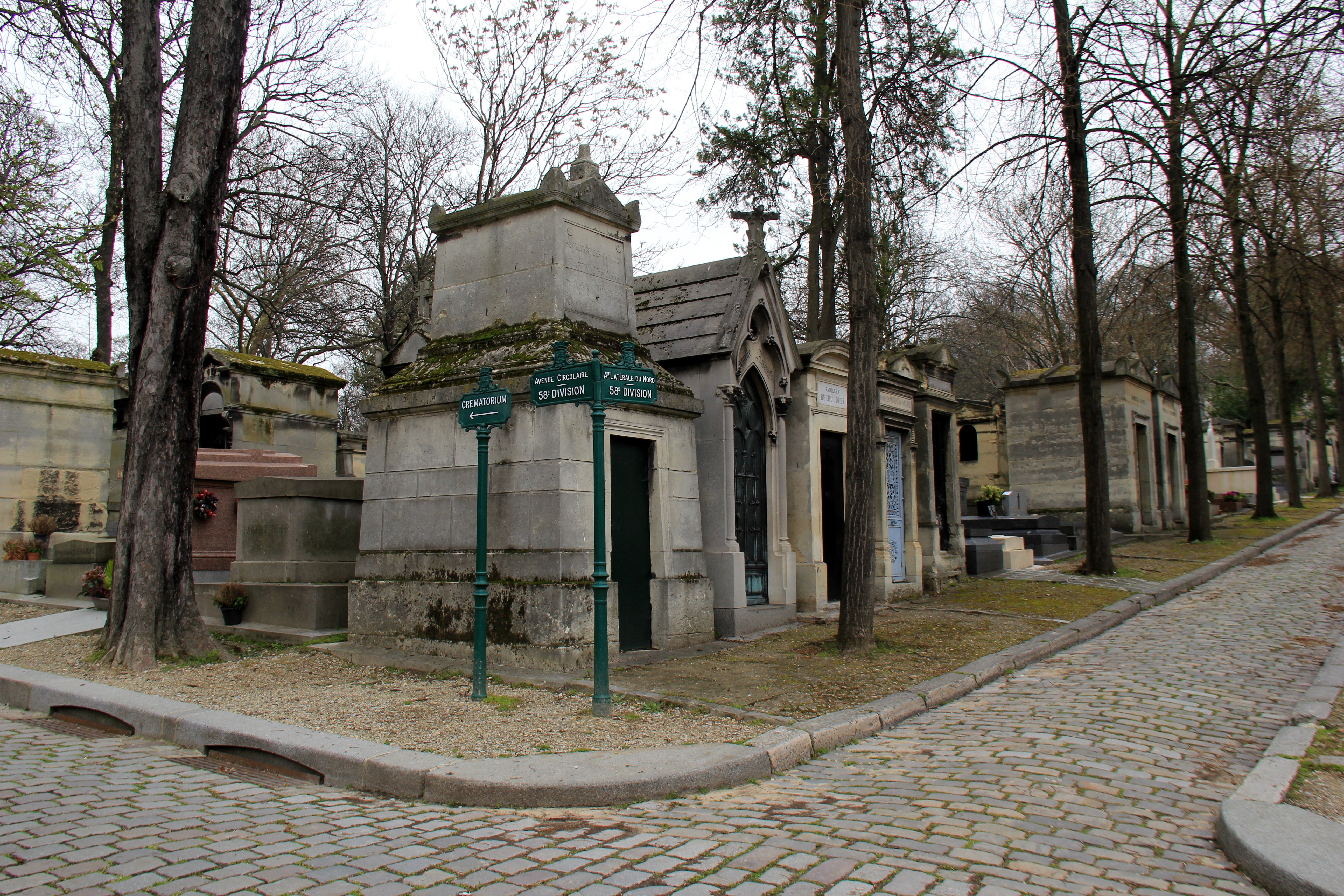 Looking for Jim Morrison’s grave in Pere Lachaise Cemetery 