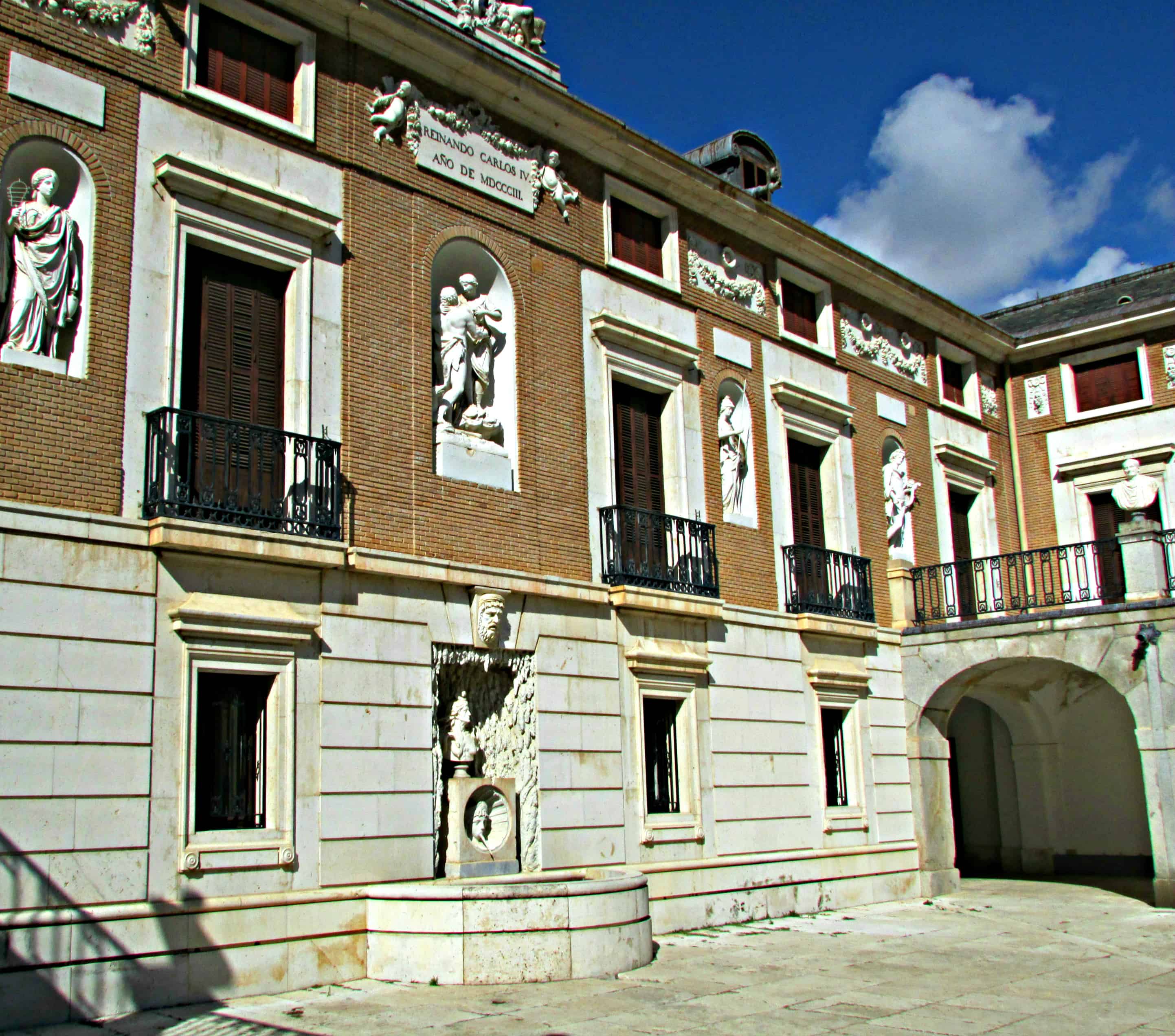 Fountain and courtyard Casa del Labrador