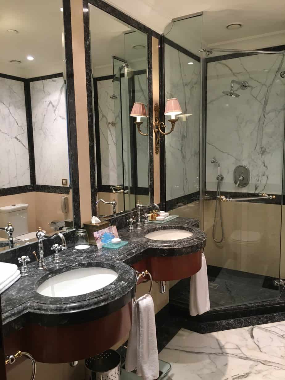Hotel Grande Bretagne Classic Room Bathroom